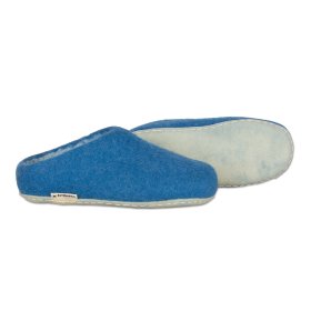 Tradycyjne obuwie domowe z Nepalu. Wykonane ręcznie z jednego z najstarszych wyrobów włókienniczych - filcu. Używany do ich produkcji filc powstaje w 100% z czystej, owczej wełny. Paputy Lazurowe z podeszwą kauczukową - papcie wełniane - Feltiness