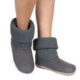 <p>Tradycyjne obuwie domowe z Nepalu. Wykonane ręcznie z jednego z najstarszych wyrobów włókienniczych - filcu. Używany do ich produkcji filc powstaje w 100% z czystej, owczej wełny.</p> Bambosze Popielate z kołnierzem - kapcie z wełny - Feltiness