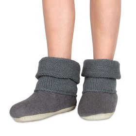 <p>Tradycyjne obuwie domowe z Nepalu. Wykonane ręcznie z jednego z najstarszych wyrobów włókienniczych - filcu. Używany do ich produkcji filc powstaje w 100% z czystej, owczej wełny.</p> Bambosze Popielate z kołnierzem - kapcie z wełny - Feltiness