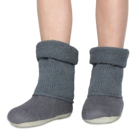 <p>Tradycyjne obuwie domowe z Nepalu. Wykonane ręcznie z jednego z najstarszych wyrobów włókienniczych - filcu. Używany do ich produkcji filc powstaje w 100% z czystej, owczej wełny.</p> Bambosze Popielate z kołnierzem - kapcie z wełny - Feltiness