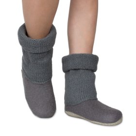 <p>Tradycyjne obuwie domowe z Nepalu. Wykonane ręcznie z jednego z najstarszych wyrobów włókienniczych - filcu. Używany do ich produkcji filc powstaje w 100% z czystej, owczej wełny.</p> Bambosze Popielate z kołnierzem - kapcie z wełny - Feltiness