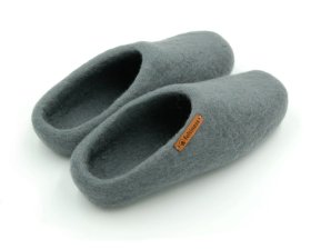 <p>Tradycyjne obuwie domowe z Nepalu. Wykonane ręcznie z jednego z najstarszych wyrobów włókienniczych - filcu. Używany do ich produkcji filc powstaje w 100% z czystej, owczej wełny.</p> Paputy Popielate - kapcie wełniane - Feltiness