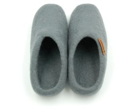 <p>Tradycyjne obuwie domowe z Nepalu. Wykonane ręcznie z jednego z najstarszych wyrobów włókienniczych - filcu. Używany do ich produkcji filc powstaje w 100% z czystej, owczej wełny.</p> Paputy Popielate - kapcie wełniane - Feltiness