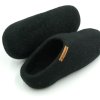 <p>Tradycyjne obuwie domowe z Nepalu. Wykonane ręcznie z jednego z najstarszych wyrobów włókienniczych - filcu. Używany do ich produkcji filc powstaje w 100% z czystej, owczej wełny.</p> Paputy Czarne - kapcie filcowe z wełny - Feltiness