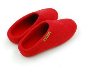 <p>Tradycyjne obuwie domowe z Nepalu. Wykonane ręcznie z jednego z najstarszych wyrobów włókienniczych - filcu. Używany do ich produkcji filc powstaje w 100% z czystej, owczej wełny.</p> Paputy Czerwone - papcie wełniane - Feltiness