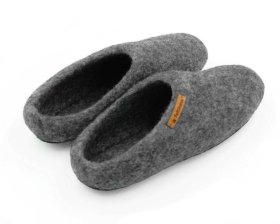 <p>Tradycyjne obuwie domowe z Nepalu. Wykonane ręcznie z jednego z najstarszych wyrobów włókienniczych - filcu. Używany do ich produkcji filc powstaje w 100% z czystej, owczej wełny.</p> Paputy Natural Dark z podeszwą - kapcie wełniane - Feltiness