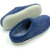 <p>Tradycyjne obuwie domowe z Nepalu. Wykonane ręcznie z jednego z najstarszych wyrobów włókienniczych - filcu. Używany do ich produkcji filc powstaje w 100% z czystej, owczej wełny.</p> Paputy Granatowe z podeszwą kauczukową - kapcie wełniane - Feltiness