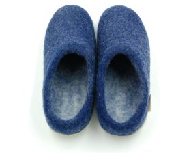 <p>Tradycyjne obuwie domowe z Nepalu. Wykonane ręcznie z jednego z najstarszych wyrobów włókienniczych - filcu. Używany do ich produkcji filc powstaje w 100% z czystej, owczej wełny.</p> Paputy Granatowe z podeszwą kauczukową - kapcie wełniane - Feltiness