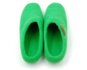 <p>Tradycyjne obuwie domowe z Nepalu. Wykonane ręcznie z jednego z najstarszych wyrobów włókienniczych - filcu. Używany do ich produkcji filc powstaje w 100% z czystej, owczej wełny.</p> Paputy Groszkowe - papcie filcowe z wełny - Feltiness