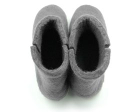 <p>Tradycyjne obuwie domowe z Nepalu. Wykonane ręcznie z jednego z najstarszych wyrobów włókienniczych - filcu. Używany do ich produkcji filc powstaje w 100% z czystej, owczej wełny.</p> Bambosze Popielate - papcie wełniane - Feltiness