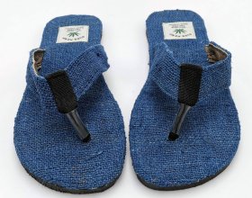 <p><strong>Pochodzenie</strong><br />Nepal</p> <p><strong>Materiał</strong><br />Włókno konopne<br />Podeszwa: utwardzona guma<br /><br /><strong>Rozmiar</strong><br />Dobierając klapki bez możliwości przymiarki sugerujemy zmierzyć długość stopy i wybrać odpowiedni rozmiar na podstawie podanej długości wkładki.</p> Klapki z konopi Flip Flop niebieskie - Feltiness