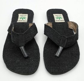 <p style="text-align:left;"><strong>Pochodzenie</strong><br />Nepal</p> <p style="text-align:left;"><strong>Materiał</strong><br />Włókno konopne<br />Podeszwa: utwardzona guma<br /><br /><strong>Rozmiar</strong><br />Dobierając klapki bez możliwości przymiarki sugerujemy zmierzyć długość stopy i wybrać odpowiedni rozmiar na podstawie podanej długości wkładki.</p> Klapki z konopi Flip Flop czarne - Feltiness