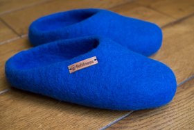 <p>Tradycyjne obuwie domowe z Nepalu. Wykonane ręcznie z jednego z najstarszych wyrobów włókienniczych - filcu. Używany do ich produkcji filc powstaje w 100% z czystej, owczej wełny.</p> Paputy Niebieskie - kapcie wełniane - Feltiness