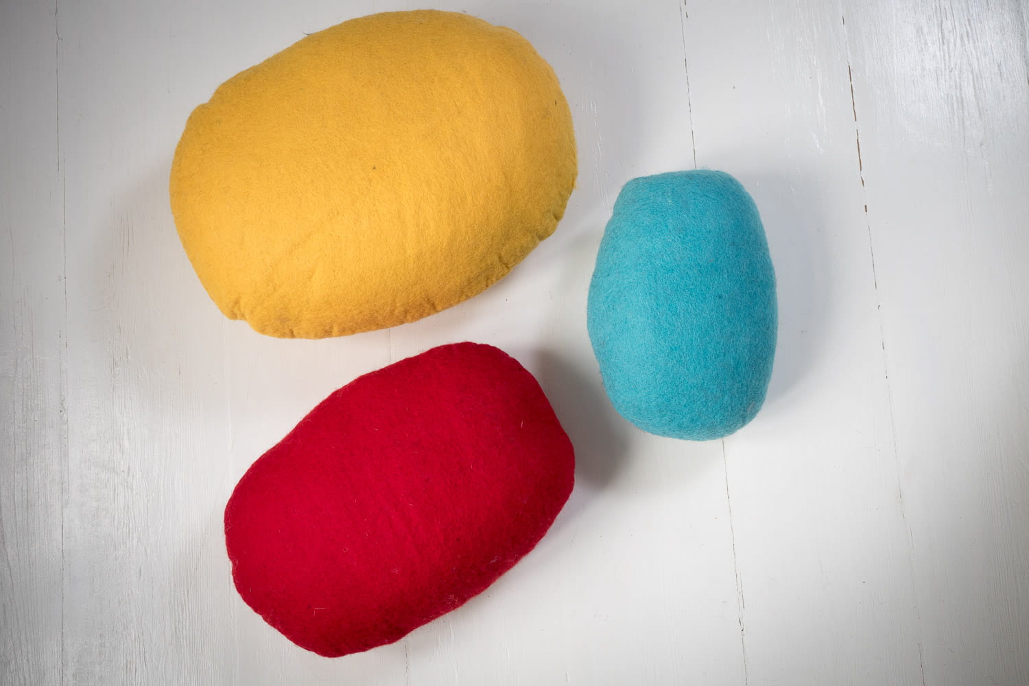 Pufa filcowa dekoracyjna z wełny duża żółta - obrazek 3