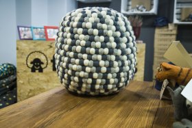 <p>Tradycyjna okrągła pufa z Nepalu. Wykonana ręcznie z jednego z najstarszych wyrobów włókienniczych - filcu. Używany do produkcji filc powstaje w 100% z czystej, owczej wełny. </p> Pufa wełniana, dziergana Stalowy Popiel - Feltiness