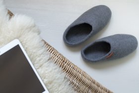 <p>Tradycyjne obuwie domowe z Nepalu. Wykonane ręcznie z jednego z najstarszych wyrobów włókienniczych - filcu. Używany do ich produkcji filc powstaje w 100% z czystej, owczej wełny.</p> Paputy Popielate - kapcie wełniane - Feltiness