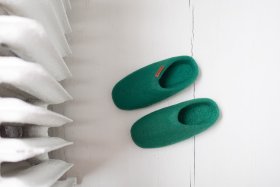 <p>Tradycyjne obuwie domowe z Nepalu. Wykonane ręcznie z jednego z najstarszych wyrobów włókienniczych - filcu. Używany do ich produkcji filc powstaje w 100% z czystej, owczej wełny.</p> Paputy Zielone z podeszwą - papcie wełniane - Feltiness