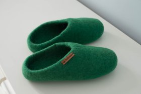 <p>Tradycyjne obuwie domowe z Nepalu. Wykonane ręcznie z jednego z najstarszych wyrobów włókienniczych - filcu. Używany do ich produkcji filc powstaje w 100% z czystej, owczej wełny.</p> Paputy Zielone - kapcie wełniane - Feltiness