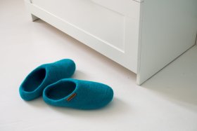 <p>Tradycyjne kapcie z Nepalu. Wykonane ręcznie z jednego z najstarszych wyrobów włókienniczych - filcu. Używany do ich produkcji filc powstaje w 100% z czystej, owczej wełny.</p> Paputy Morskie - kapcie wełniane - Feltiness