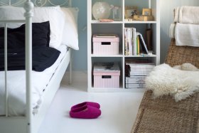 <p>Tradycyjne obuwie domowe z Nepalu. Wykonane ręcznie z jednego z najstarszych wyrobów włókienniczych - filcu. Używany do ich produkcji filc powstaje w 100% z czystej, owczej wełny.</p> Paputy Różowe z podeszwą - papcie wełniane - Feltiness