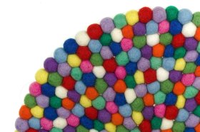 <p><span >O</span><span >krągła podkładka </span><span >na stół</span><span >. Wykonane ręcznie w Nepalu z filcowanych kulek z czystej, owczej wełny. </span></p> Podkładka wełniana 30 cm Tradycyjna - Feltiness