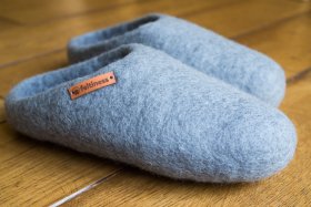 <p>Tradycyjne obuwie domowe z Nepalu. Wykonane ręcznie z jednego z najstarszych wyrobów włókienniczych - filcu. Używany do ich produkcji filc powstaje w 100% z czystej, owczej wełny.</p> Paputy Popielate - kapcie wełniane - Feltiness