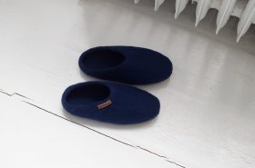 <p>Tradycyjne obuwie domowe z Nepalu. Wykonane ręcznie z jednego z najstarszych wyrobów włókienniczych - filcu. Używany do ich produkcji filc powstaje w 100% z czystej, owczej wełny.</p> Paputy Granatowe z podeszwą - papcie wełniane - Feltiness