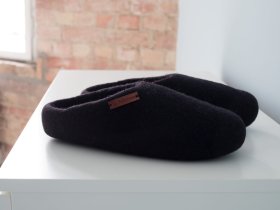 <p>Tradycyjne obuwie domowe z Nepalu. Wykonane ręcznie z jednego z najstarszych wyrobów włókienniczych - filcu. Używany do ich produkcji filc powstaje w 100% z czystej, owczej wełny.</p> Paputy Czarne - kapcie filcowe z wełny - Feltiness