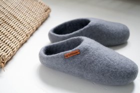 <p>Tradycyjne obuwie domowe z Nepalu. Wykonane ręcznie z jednego z najstarszych wyrobów włókienniczych - filcu. Używany do ich produkcji filc powstaje w 100% z czystej, owczej wełny.</p> Paputy Popielate - kapcie wełniane - Feltiness