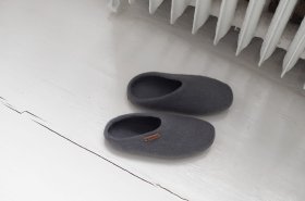 <p>Tradycyjne obuwie domowe z Nepalu. Wykonane ręcznie z jednego z najstarszych wyrobów włókienniczych - filcu. Używany do ich produkcji filc powstaje w 100% z czystej, owczej wełny.</p> Paputy Popielate z podeszwą - papcie wełniane - Feltiness